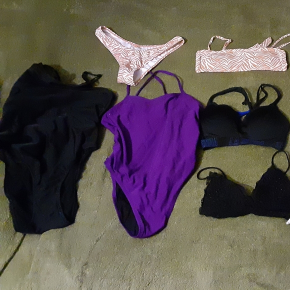 Swimsuits & bras - Picture 1 of 2
